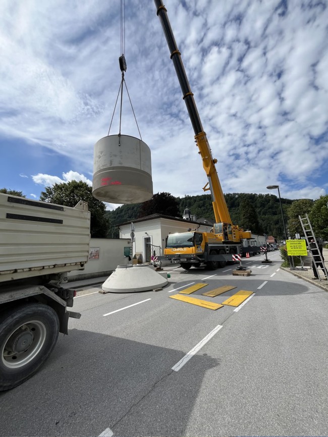 Anlieferung Betonschacht für Kanalbau