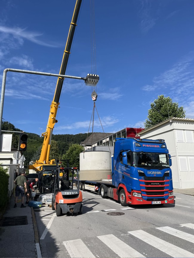 Anlieferung Betonschacht für Kanalbau