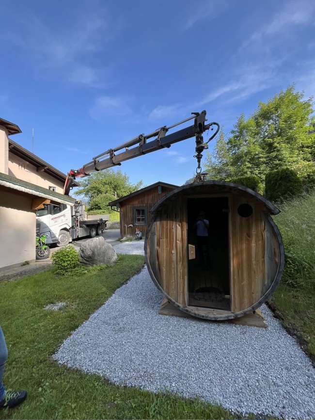 Anlieferung und Aufstellung Holzfass im Garten