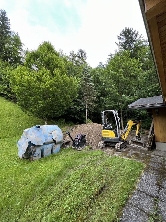 Gartenbau - Ausbaggern von altem Heizöltank